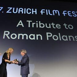 Nadja Schildknecht entrega un premio a Roman Polanski en el Festival de Zurich