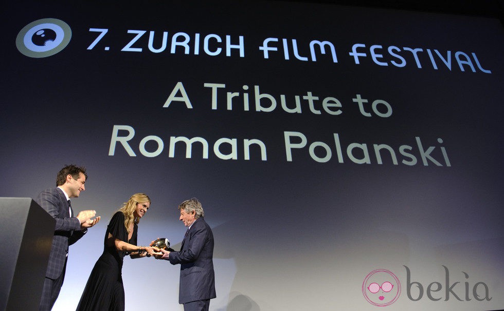 Nadja Schildknecht entrega un premio a Roman Polanski en el Festival de Zurich