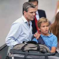 Espartaco y sus hijos Juan e Isabel en el aeropuerto de Madrid-Barajas