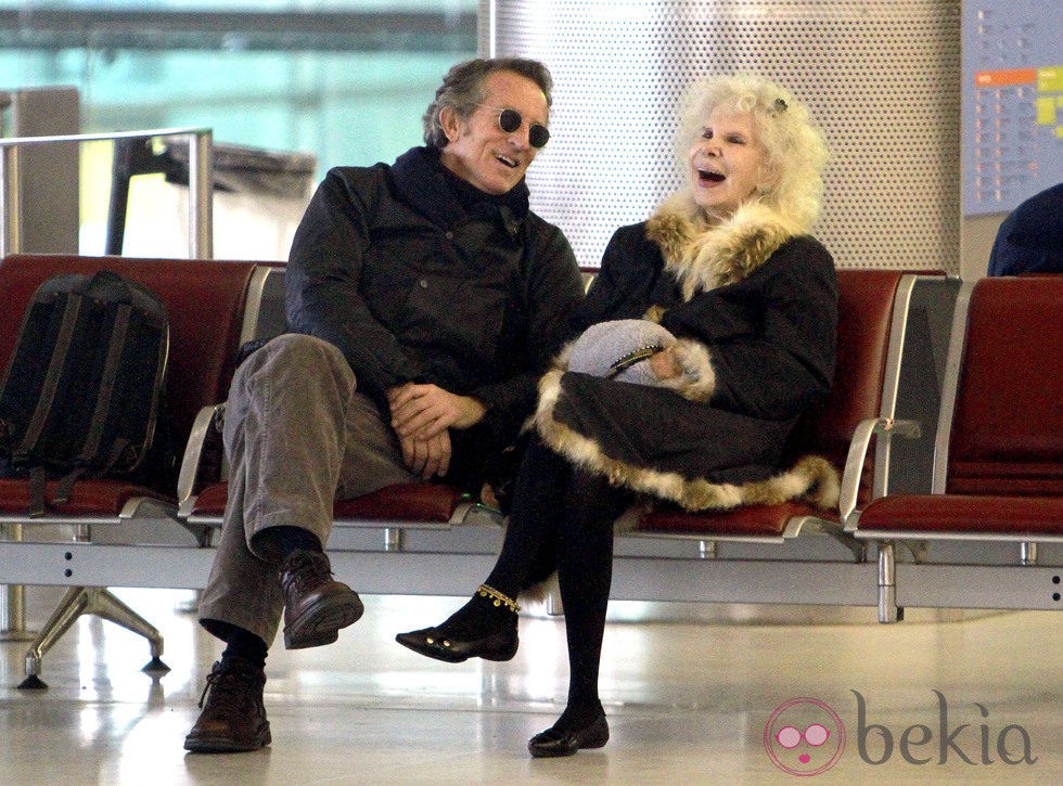 Cayetana de Alba y Alfonso Díez ríen en el aeropuerto de París de 2010