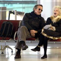 Cayetana de Alba y Alfonso Díez ríen en el aeropuerto de París de 2010