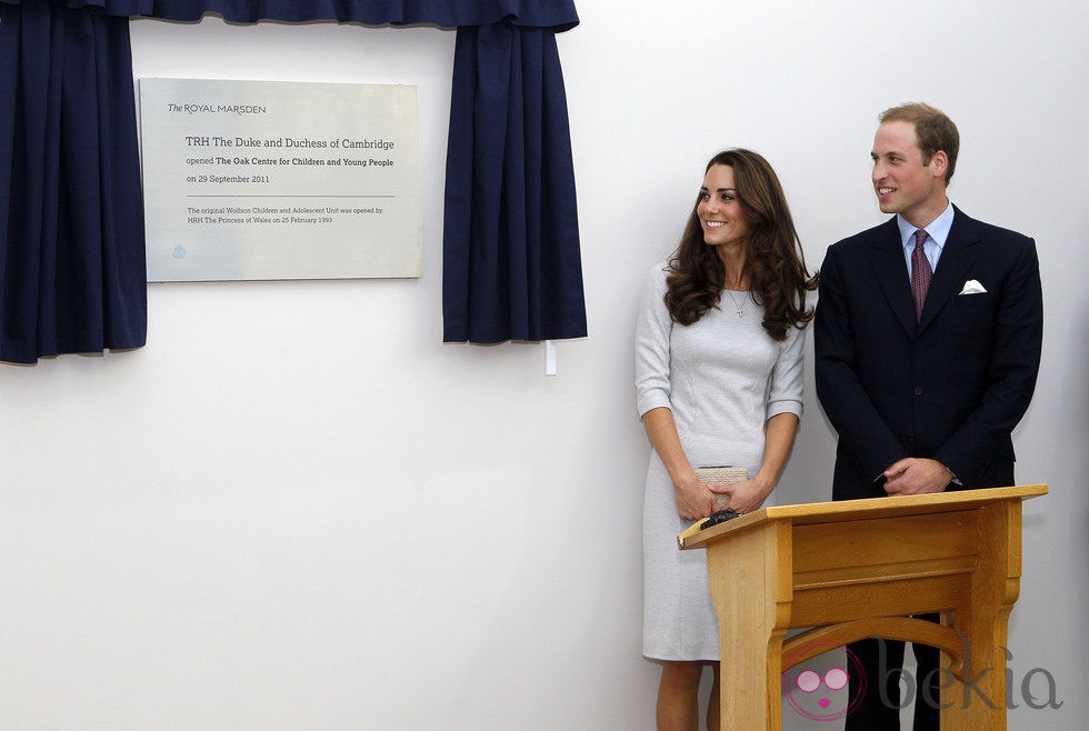 Los Duques de Cambridge descubren una placa en una inauguración en Surrey