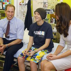 El Príncipe Guillermo y Catalina de Cambridge charlan con un niño en un hospital de Surrey