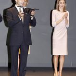 La princesa Letizia entrega a Enrique Ponce el premio 'V' de Vida