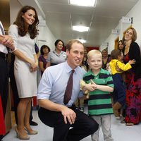 Los Duques de Cambridge, cariñosos con un niño en un hospital en Surrey