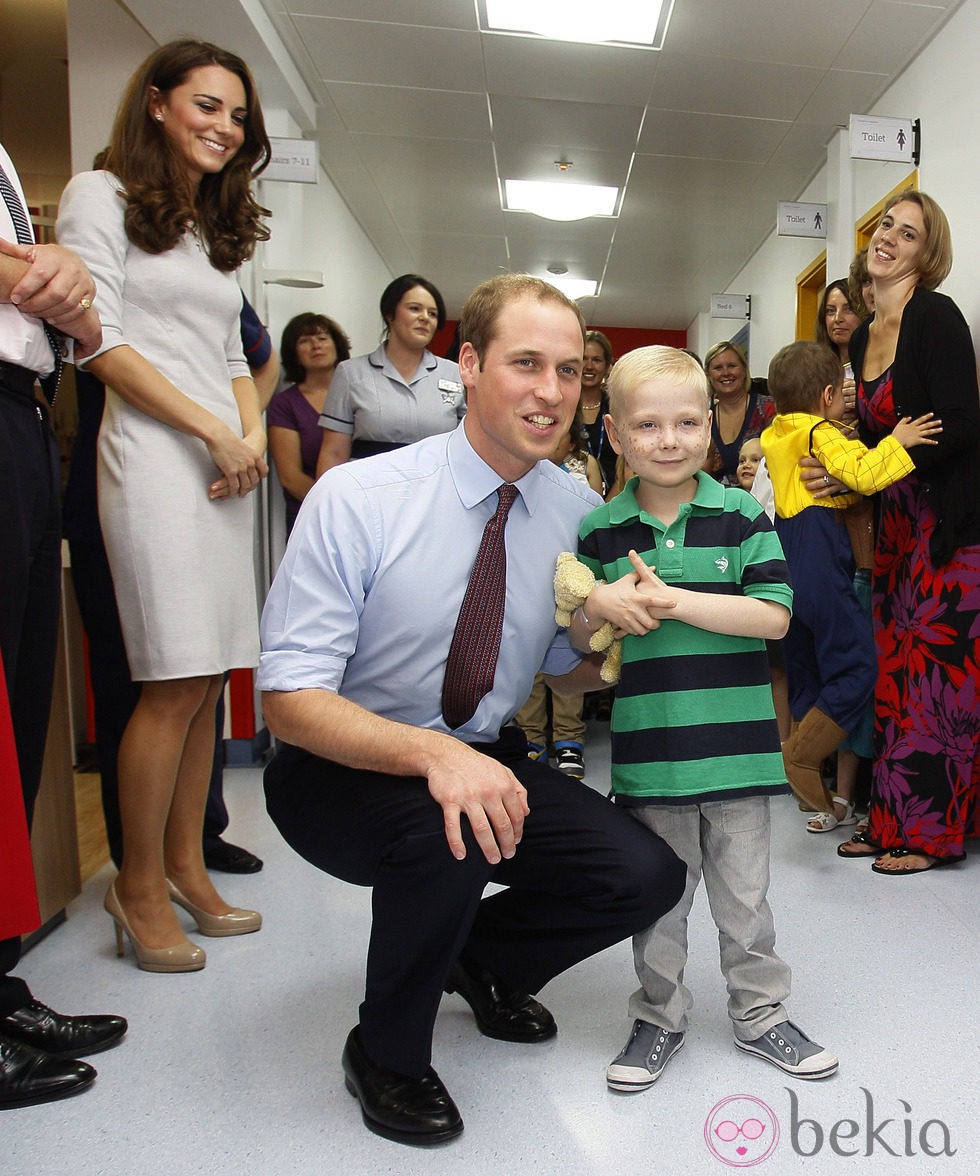Los Duques de Cambridge, cariñosos con un niño en un hospital en Surrey