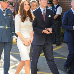 Los Duques de Cambridge reaparecen con la visita a un hospital en Surrey