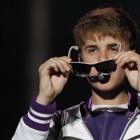 Justin Bieber se quita las gafas de sol