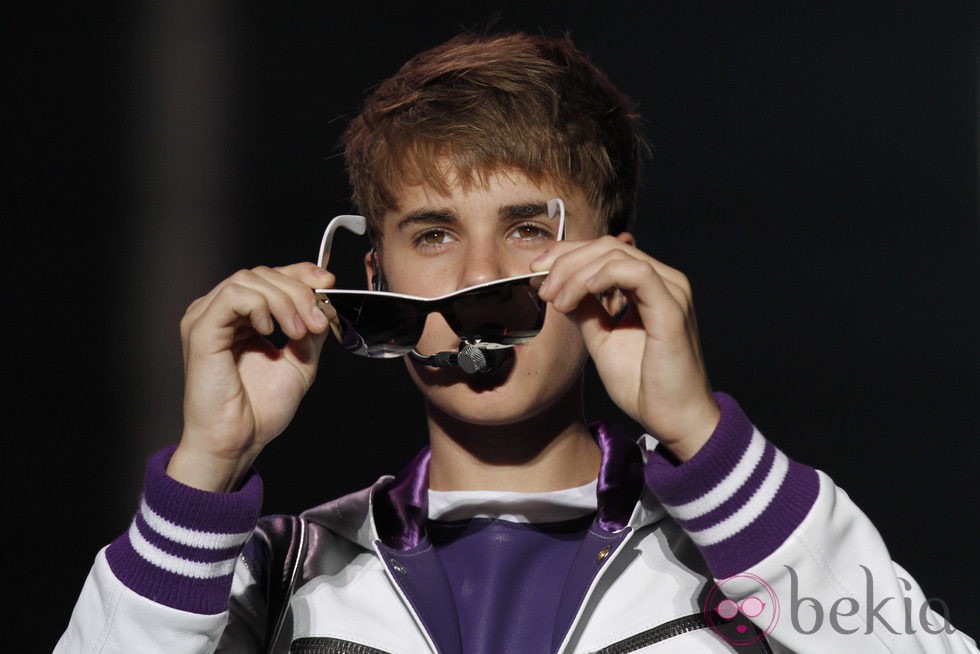 Justin Bieber se quita las gafas de sol