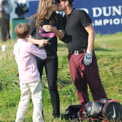 Liz Hurley y Shane Warne se besan en el campeonato de golf de Londres