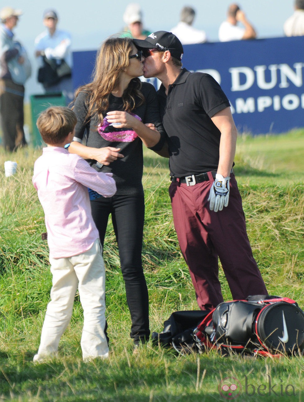 Liz Hurley y Shane Warne se besan en el campeonato de golf de Londres