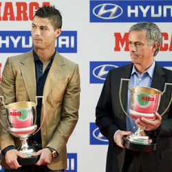 Cristiano Ronaldo y José Mourinho reciben un premio de Marca