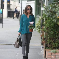 Pippa Middleton se pasea por Londres con una maceta