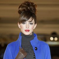 Noelia López desfila con un abrigo azul de la nueva colección de la firma Tot-Hom