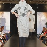 Noelia López desfila con un conjunto gris de la nueva colección de la firma Tot-Hom