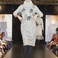 Noelia López desfila con un conjunto gris de la nueva colección de la firma Tot-Hom