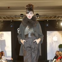 Noelia López desfila con un conjunto marrón de la nueva colección de la firma Tot-Hom