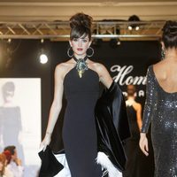Noelia López desfila con un vestido negro de la nueva colección de la firma Tot-Hom