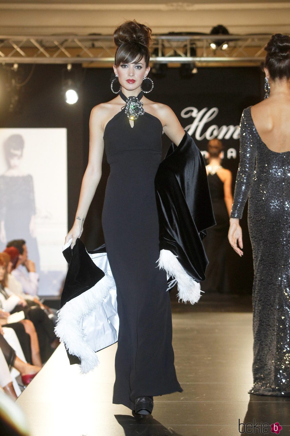 Noelia López desfila con un vestido negro de la nueva colección de la firma Tot-Hom