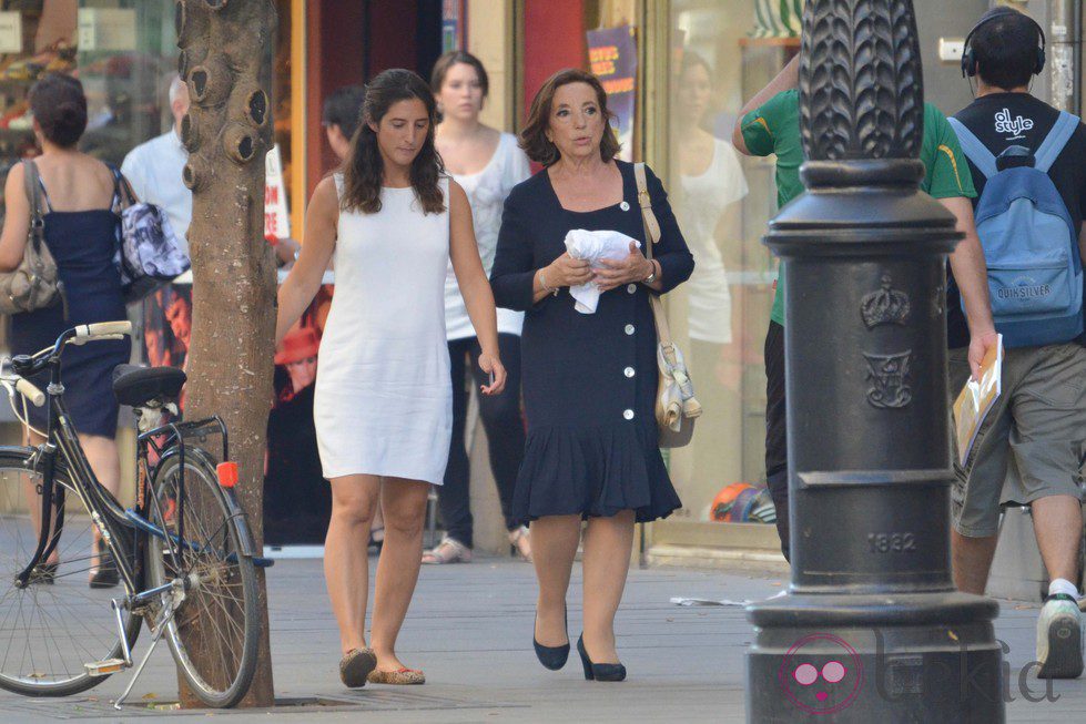 Begoña Díez, de paseo con su hija por Sevilla