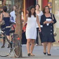 Begoña Díez, de paseo con su hija por Sevilla