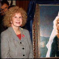 La duquesa de Alba posa junto a su retrato en el 2003