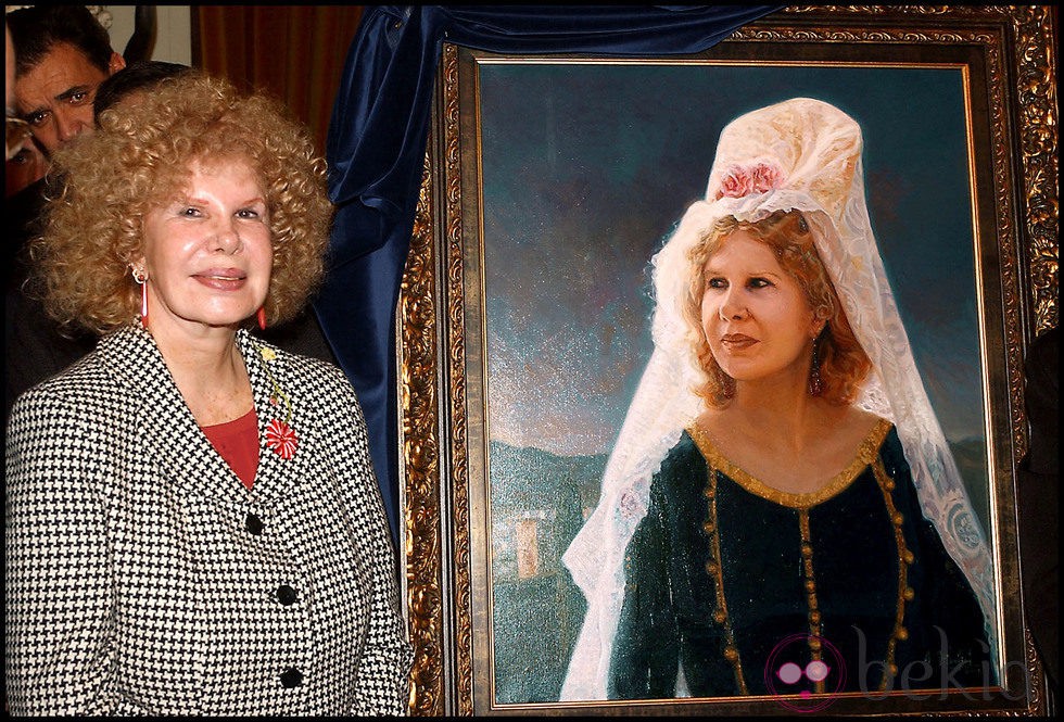 La duquesa de Alba posa junto a su retrato en el 2003