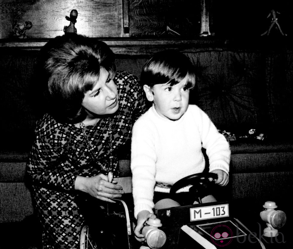 La duquesa de Alba con su hijo Cayetano Martínez de Irujo en 1966