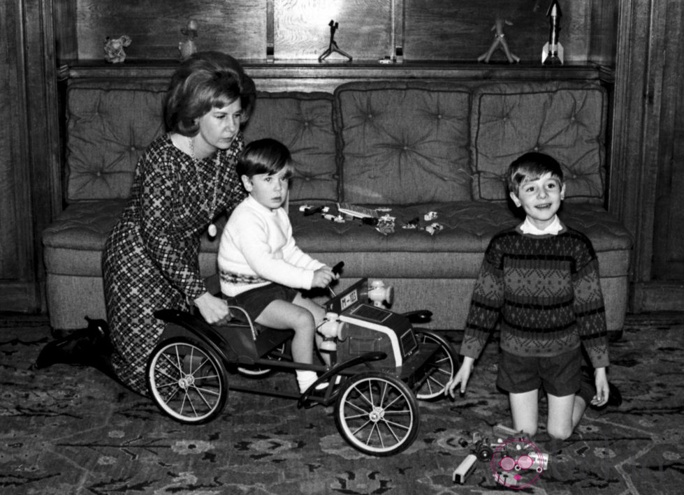 La duquesa de Alba con sus hijos Fernando y Cayetano en el Palacio de Liria en 1966