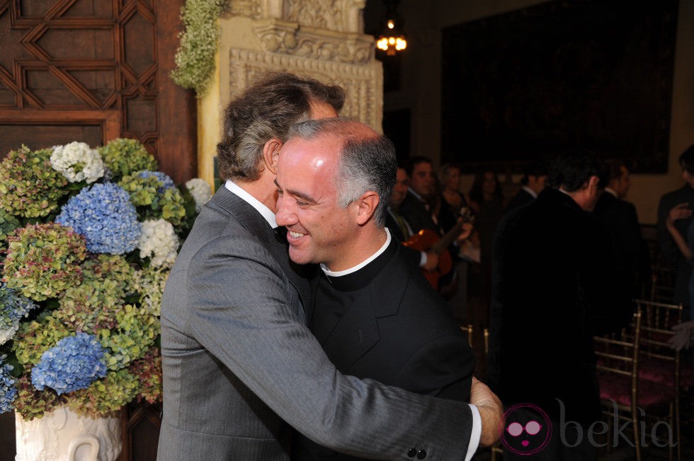 Alfonso Díez abraza al sacerdote Ignacio Sánchez antes de casarse