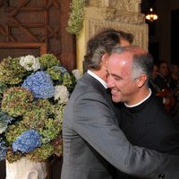 Alfonso Díez abraza al sacerdote Ignacio Sánchez antes de casarse