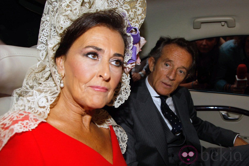 Alfonso Díez y Carmen Tello a su llegada al enlace con la duquesa de Alba