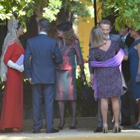 Alfonso Díez saluda a los invitados en su enlace con la duquesa de Alba