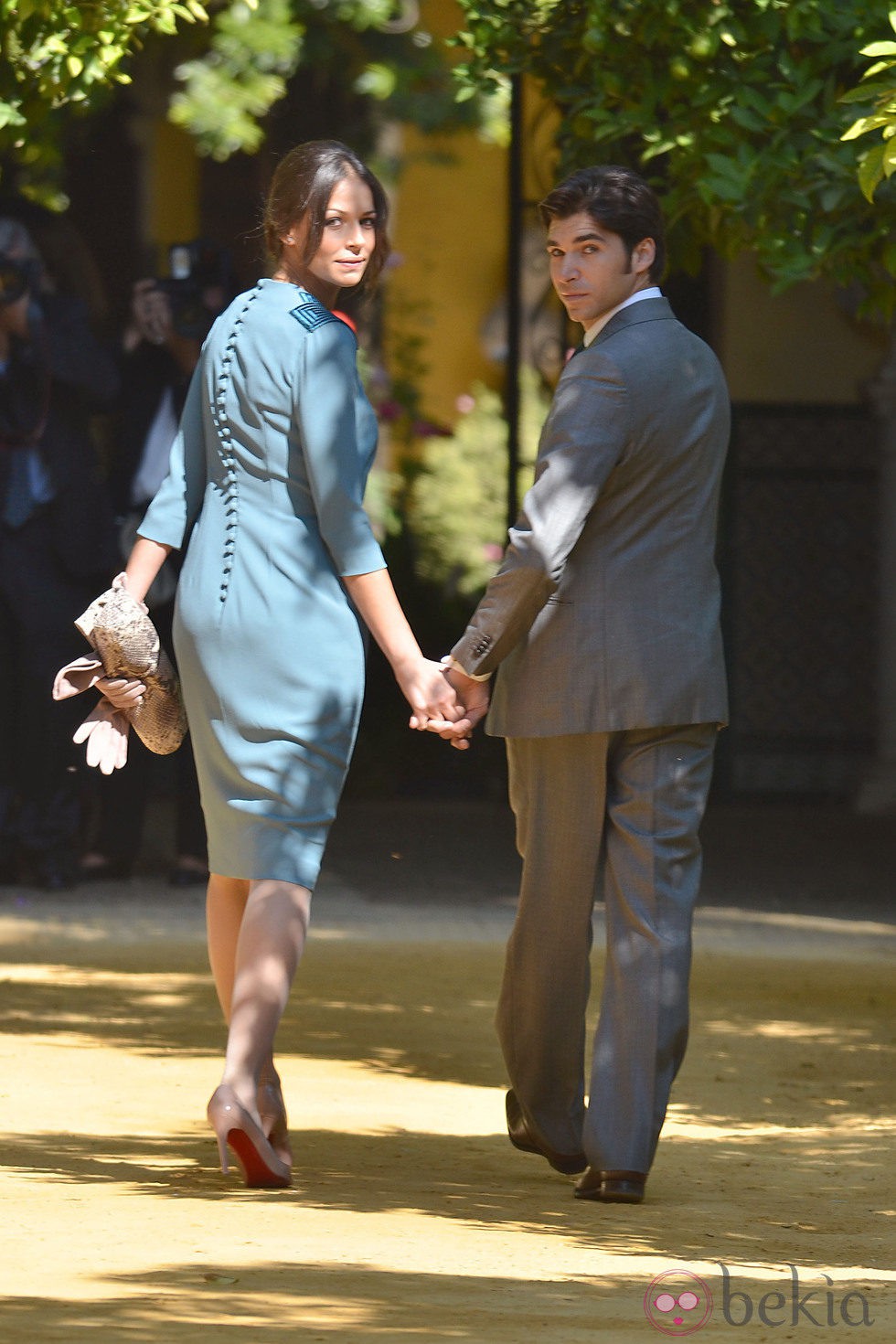 Cayetano Rivera y Eva González entran en Dueñas para la boda de la Duquesa