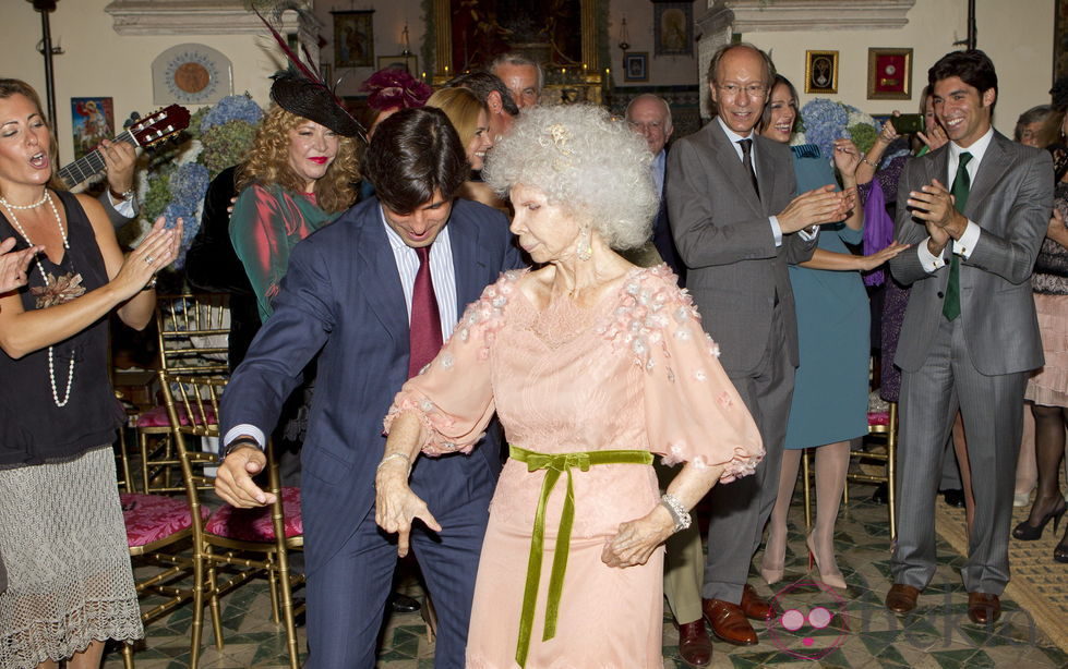 Cayetana de Alba bailando con Fran Rivera para celebrar su boda