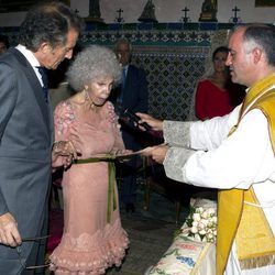La duquesa de Alba y Alfonso Díez en la ceremonia religiosa de su boda en Sevilla