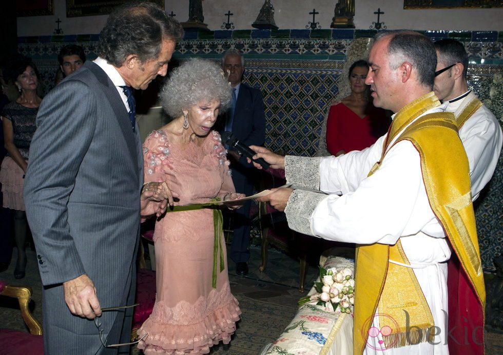 La duquesa de Alba y Alfonso Díez en la ceremonia religiosa de su boda en Sevilla