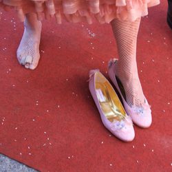 La Duquesa de Alba se quita los zapatos para bailar a la entrada del Palacio de las Dueñas