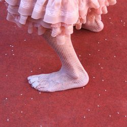 Doña Cayetana de Alba sin zapatos para bailar a la entrada del Palacio de las Dueñas en Sevilla
