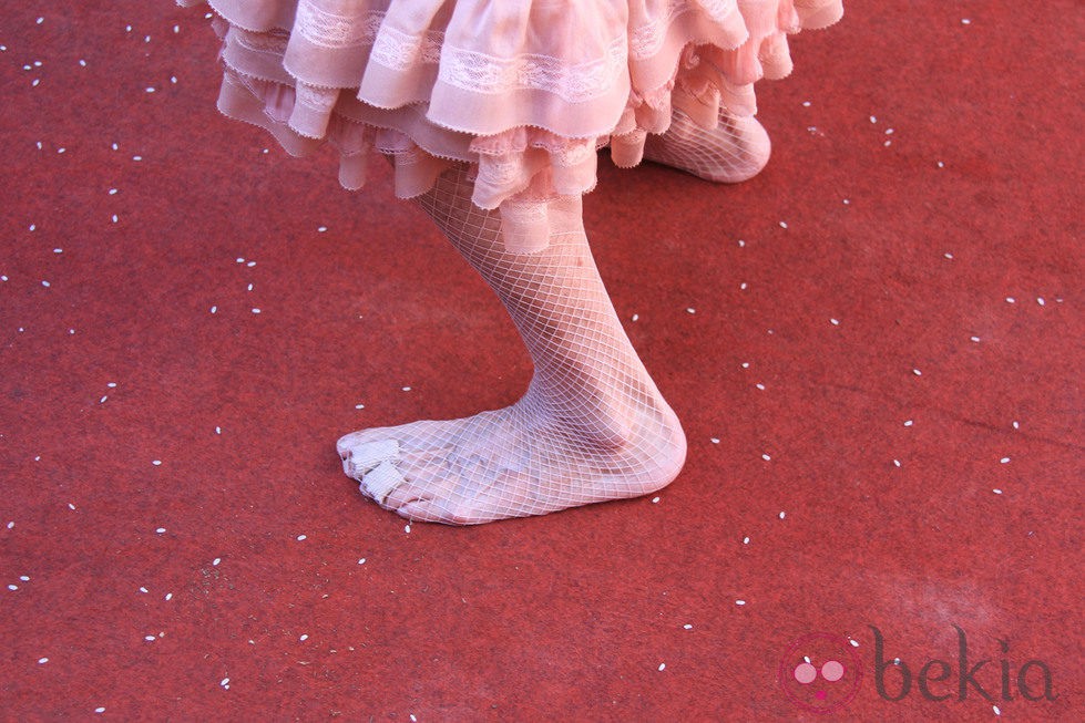 Doña Cayetana de Alba sin zapatos para bailar a la entrada del Palacio de las Dueñas en Sevilla