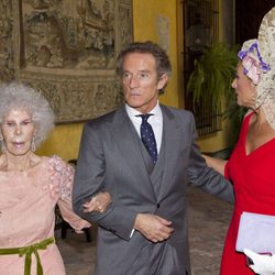 La Duquesa de Alba y Alfonso Díez junto a Carmen Tello en la celebración de su boda en Sevilla