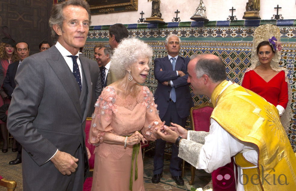 Doña Cayetana de Alba y Alfonso Díez reciben la bendición del sacerdote en la ceremonia religiosa de su enlace en Sevilla