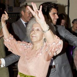 La Duquesa de Alba baila junto a Cayetano Rivera en su boda en Sevilla
