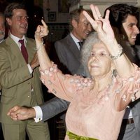 La Duquesa de Alba baila junto a Cayetano Rivera en su boda en Sevilla