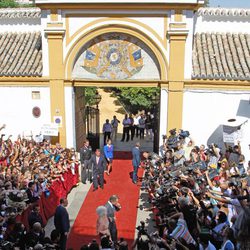 Numeroso público a la entrada del Palacio de las Dueñas para ver a Cayetana de Alba y Alfonso Díez