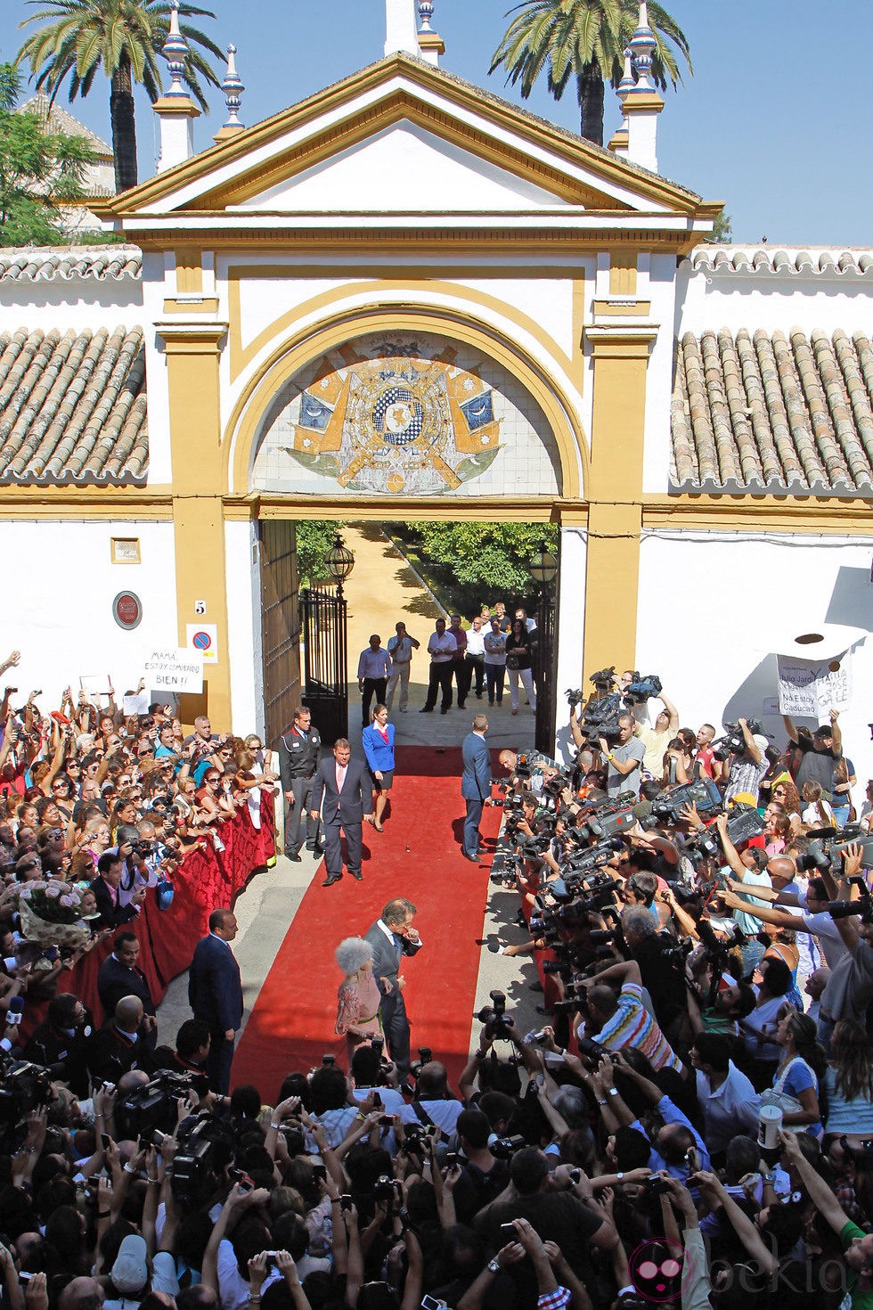 Numeroso público a la entrada del Palacio de las Dueñas para ver a Cayetana de Alba y Alfonso Díez