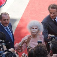 La Duquesa de Alba y Alfonso Díez saludan a los periodistas a las puertas del Palacio de las Dueñas en Sevilla