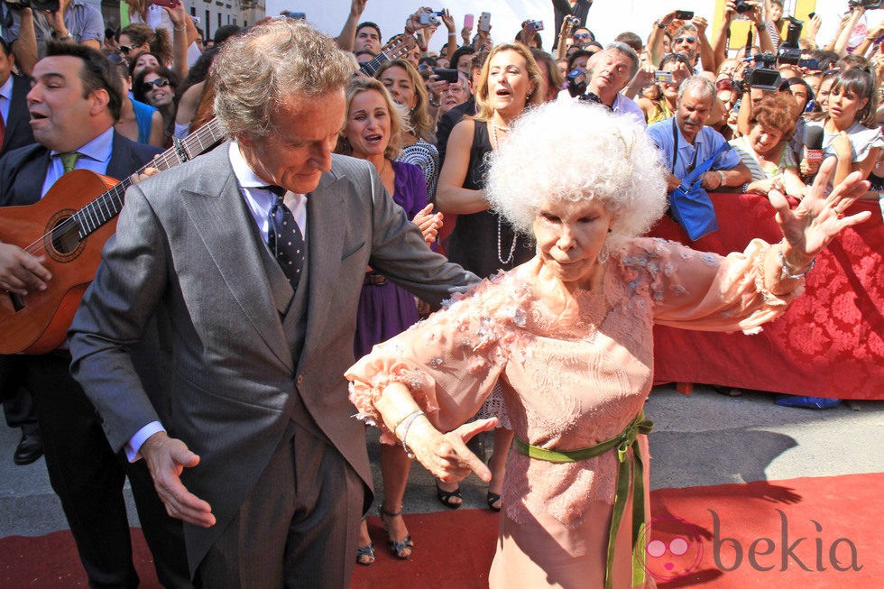 Cayetana de Alba y Alfonso Díez, bailando ante el público agolpado a las puertas del Palacio de las Dueñas