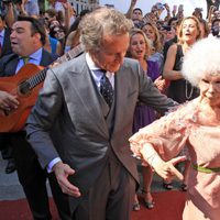 Cayetana de Alba y Alfonso Díez, bailando ante el público agolpado a las puertas del Palacio de las Dueñas