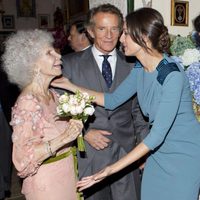 Eva Gonzalez, felicitando a la Duquesa de Alba y Alfonso Díez